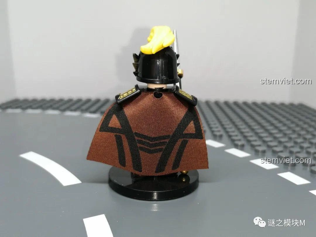 Mặt sau của Minifigure Trương Hợp trong bộ đồ chơi lắp ráp Minifigure Tam Quốc 6 Kiểu Nhân Vật DECOOL 20325.