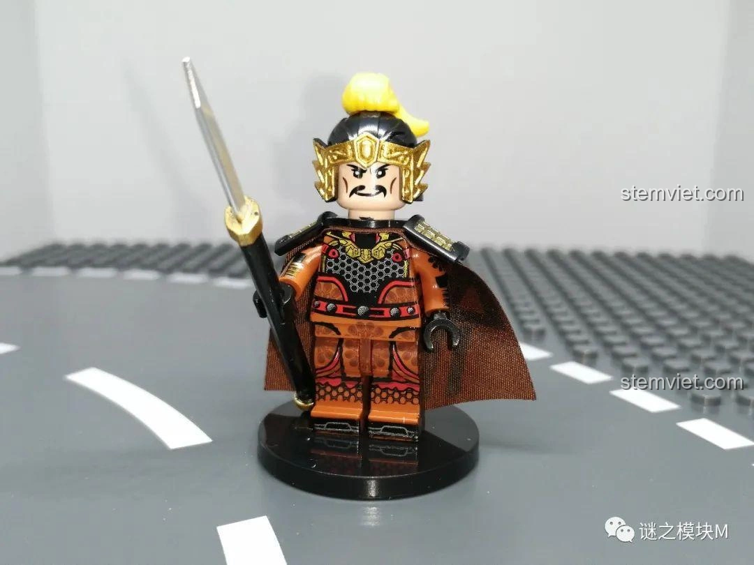 Minifigure Trương Hợp trong bộ đồ chơi lắp ráp Minifigure Tam Quốc 6 Kiểu Nhân Vật DECOOL 20325, với bàn tay đen.