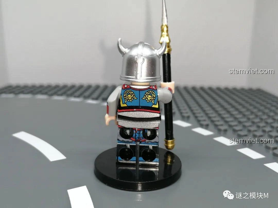 Góc nghiêng khác của Minifigure Vu Cấm từ bộ đồ chơi lắp ráp Minifigure Tam Quốc 6 Kiểu Nhân Vật DECOOL 20325.