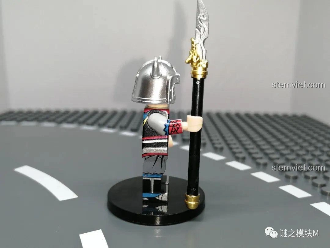 Góc nghiêng của Minifigure Vu Cấm từ bộ đồ chơi lắp ráp Minifigure Tam Quốc 6 Kiểu Nhân Vật DECOOL 20325.