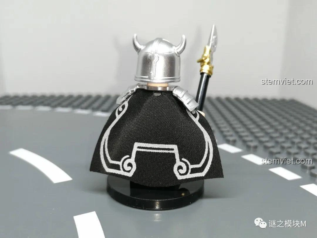 Mặt sau của Minifigure Vu Cấm trong bộ đồ chơi lắp ráp Minifigure Tam Quốc 6 Kiểu Nhân Vật DECOOL 20325.