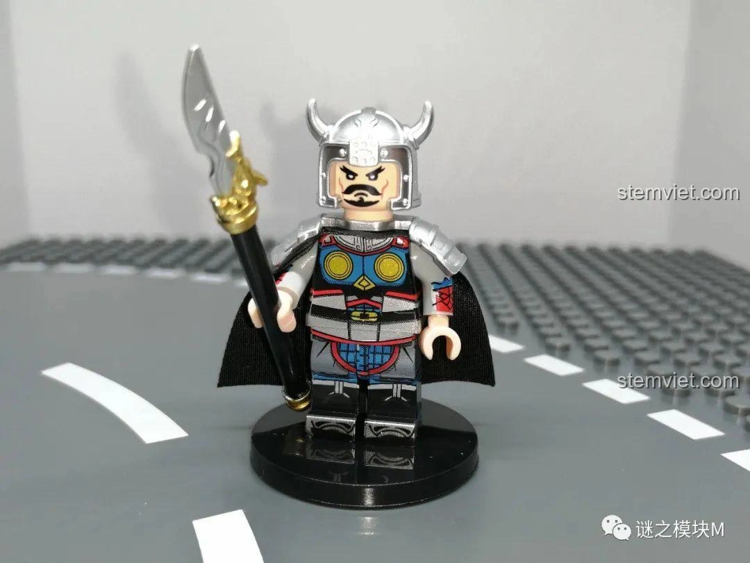 Minifigure Vu Cấm trong bộ đồ chơi lắp ráp Minifigure Tam Quốc 6 Kiểu Nhân Vật DECOOL 20325, với giáp bạc.