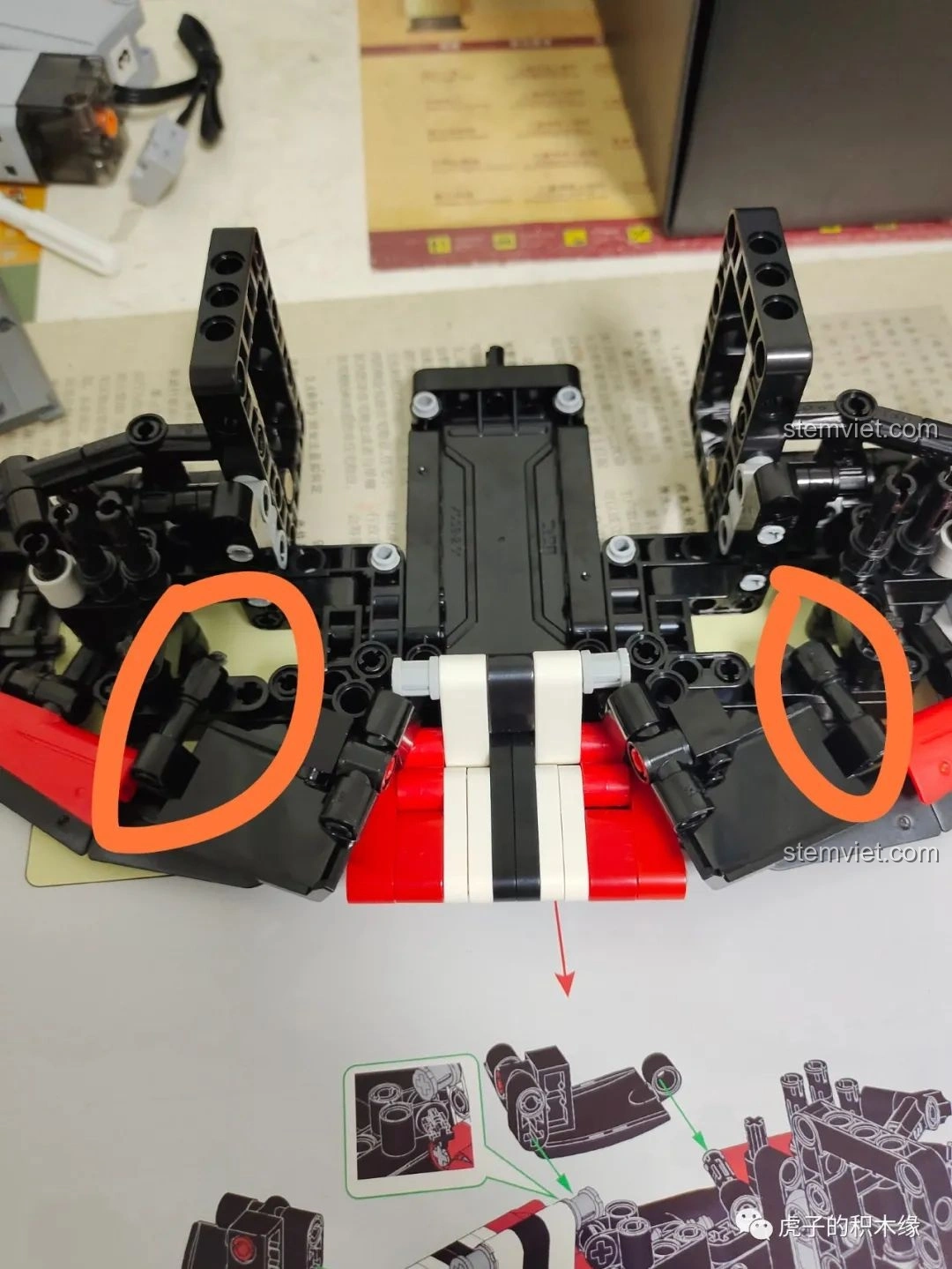 Hình ảnh cận cảnh khung xe Double Eagle C61042 Ferrari 488 với vị trí lỗi thiếu chốt ở bước A35 được khoanh tròn rõ ràng.