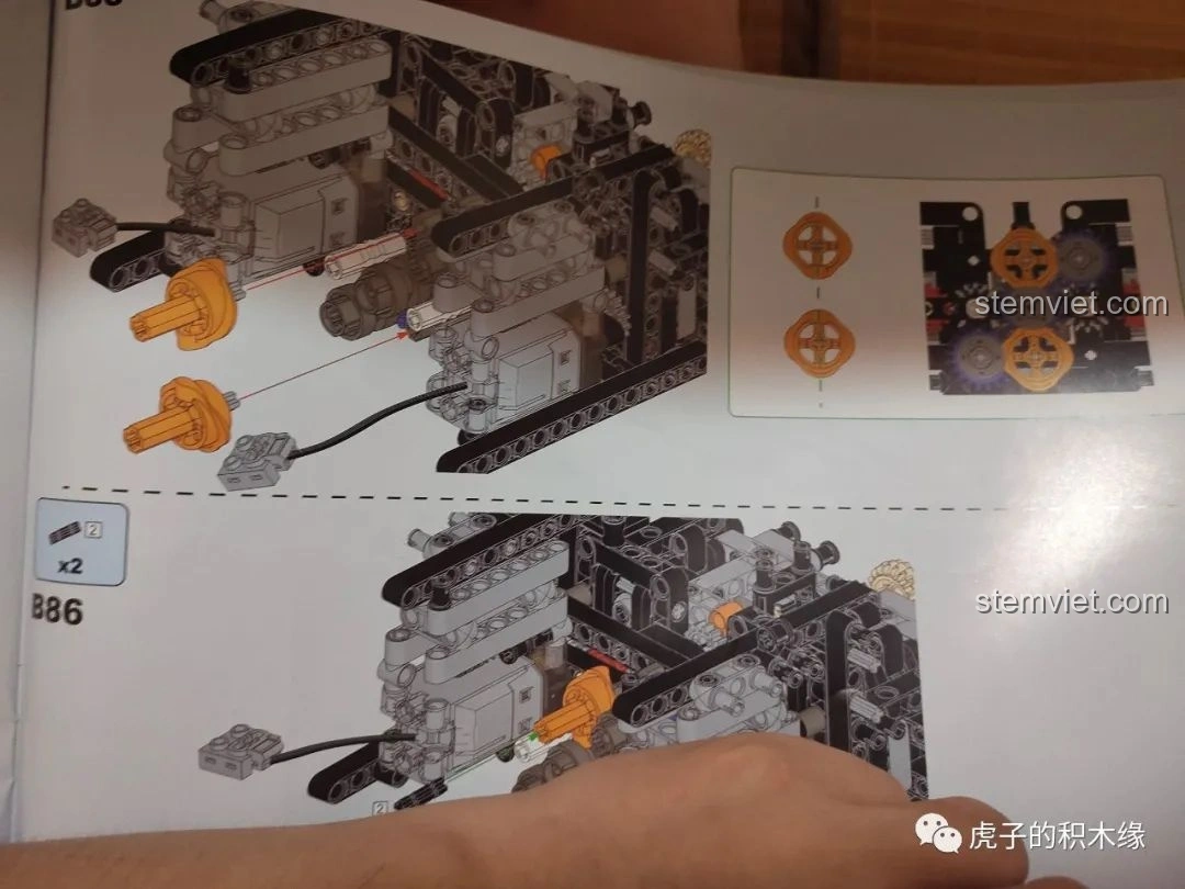 Quá trình lắp đặt cần số và cơ cấu ly hợp trong hộp số của Double Eagle C61042 Ferrari 488, ảnh hưởng đến khả năng chuyển số.