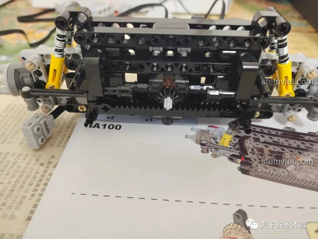 Cận cảnh hệ thống lái của Double Eagle C61042 Ferrari 488, cho thấy sự phức tạp và chính xác của các bánh răng.