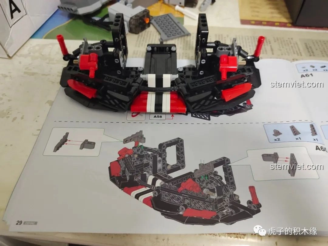 Quá trình lắp ráp khung xe của mô hình Double Eagle C61042 Ferrari 488, thể hiện sự chắc chắn và chi tiết của cấu trúc.