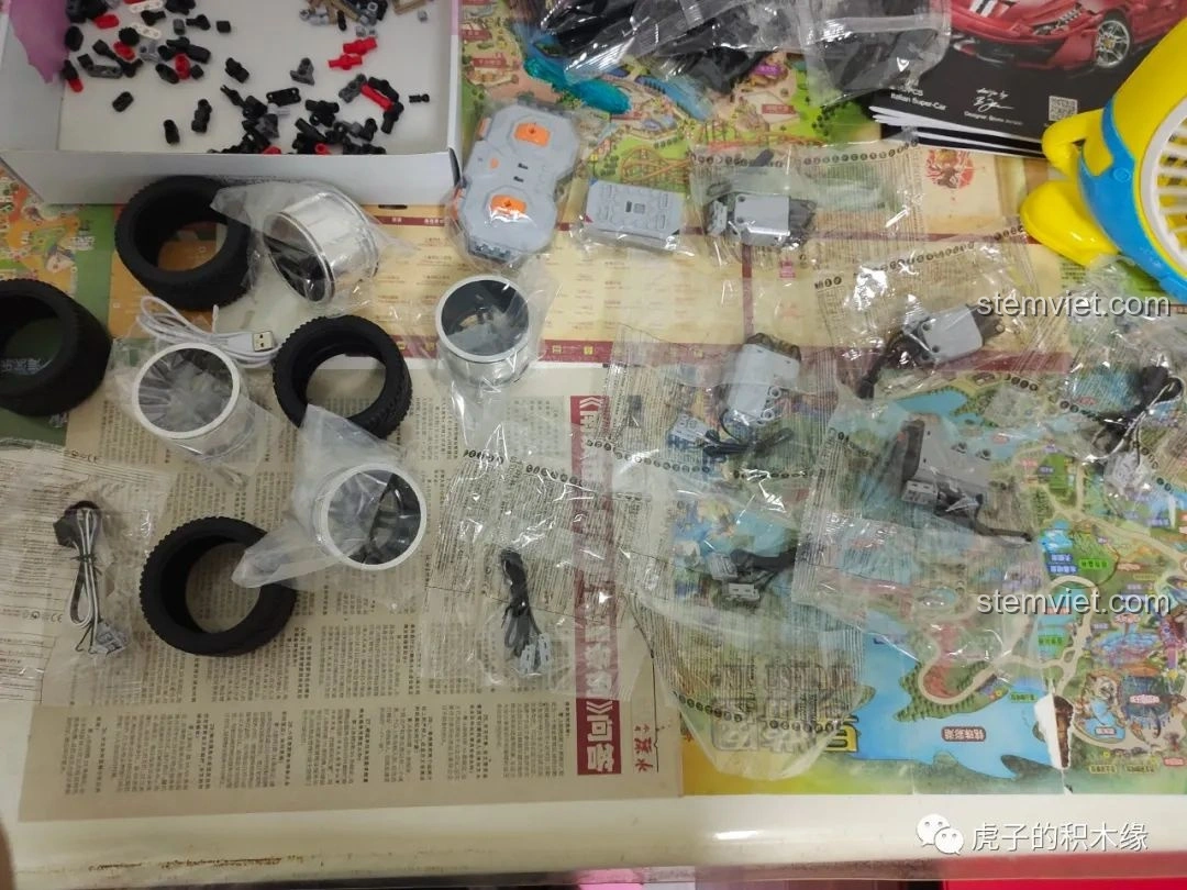 Toàn bộ linh kiện của bộ lắp ráp Double Eagle C61042 Ferrari 488 được sắp xếp gọn gàng, sẵn sàng cho quá trình lắp ráp.