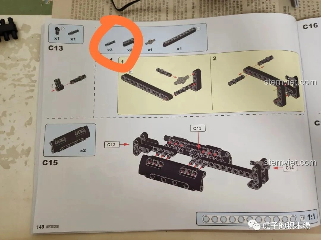 Trang 149 của sách hướng dẫn Double Eagle C61042 Ferrari 488, chỉ ra lỗi số lượng chốt ở bước C14 cần 4 chốt dài.