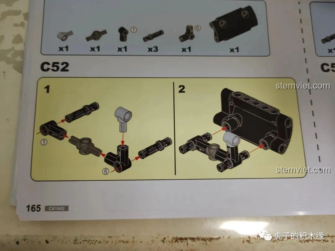 Trang 165 của sách hướng dẫn Double Eagle C61042 Ferrari 488, chỉ ra lỗi số lượng chốt đen ở bước C52.
