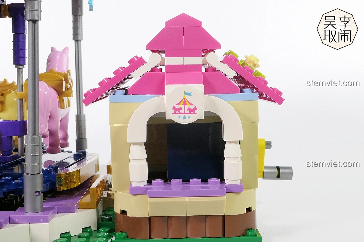 Chi tiết mái vòm và các vòng tròn trang trí của bộ Vòng Quay Ngựa Gỗ Mộng Mơ Enlighten 2016.