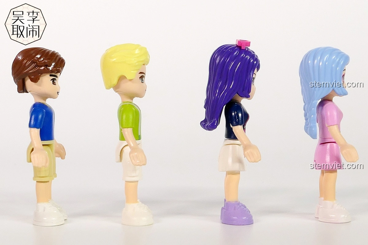 Góc nghiêng khác của 4 nhân vật minifigures từ bộ Vòng Quay Ngựa Gỗ Mộng Mơ Enlighten 2016.