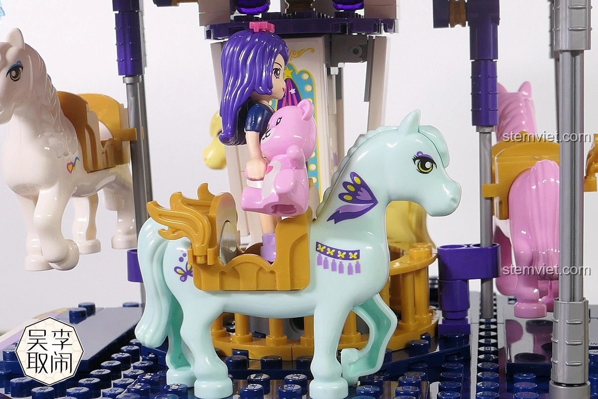 Cận cảnh nhân vật Ryan với cây kem trong bộ Vòng Quay Ngựa Gỗ Mộng Mơ Enlighten 2016.