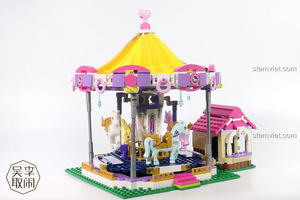 Góc nhìn tổng thể phía trước của bộ lắp ráp Vòng Quay Ngựa Gỗ Mộng Mơ Enlighten 2016 đã hoàn thành.