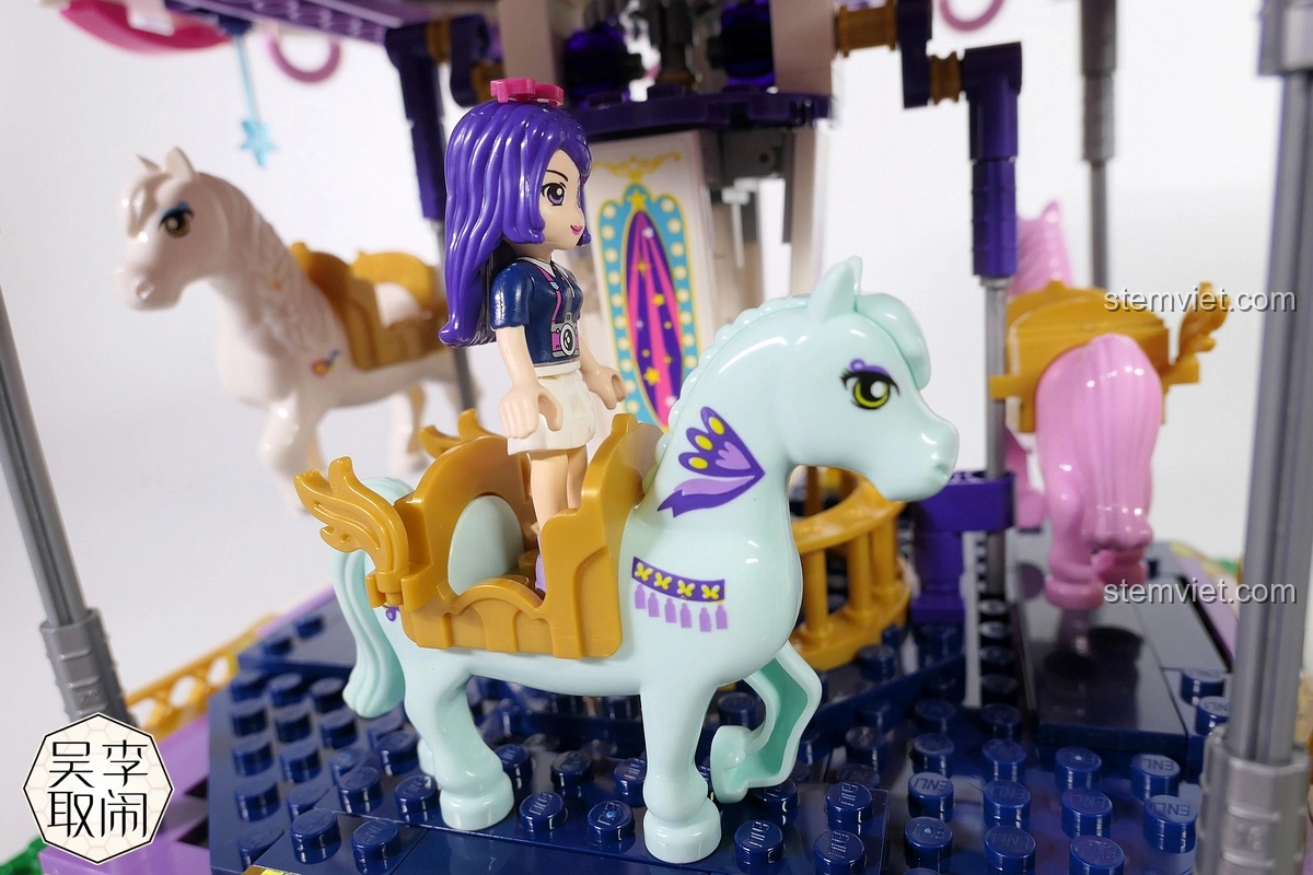 Toàn bộ mô hình Vòng Quay Ngựa Gỗ Mộng Mơ Enlighten 2016 đặt trên tấm đế PVC lớn, tạo khung cảnh công viên.