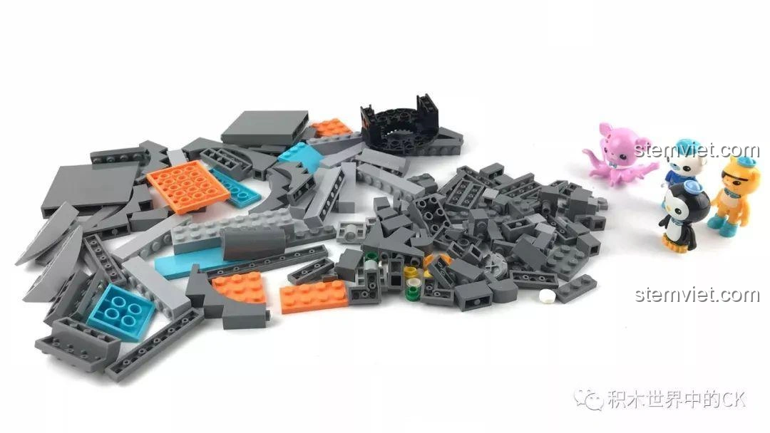 Các mảnh ghép và minifigure của bộ Enlighten 3708 Trụ Sở Bạch Tuộc Octopod được đổ ra, sẵn sàng cho quá trình lắp ráp.