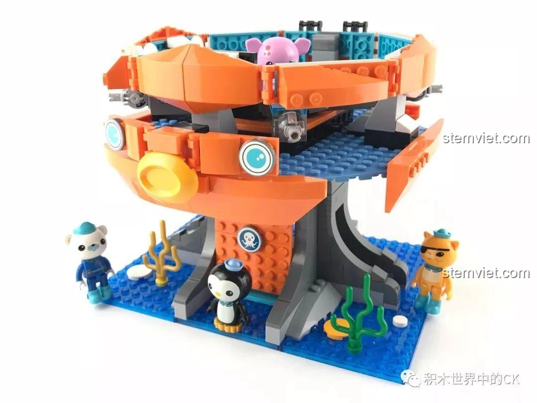 Các chi tiết cuối cùng đang được lắp ráp vào bộ Enlighten 3708 Trụ Sở Bạch Tuộc Octopod, chuẩn bị hoàn thành mô hình.