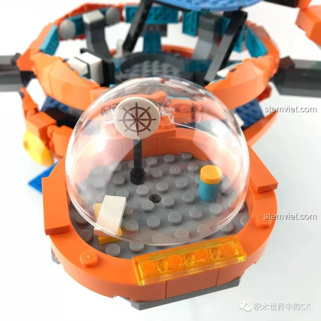 Nội thất bên trong Trụ Sở Bạch Tuộc Octopod 3708, cho thấy không gian rộng nhưng ít chi tiết trang trí.