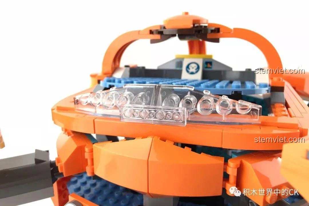 Các chi tiết nhỏ được lắp ghép cẩn thận trong Trụ Sở Bạch Tuộc Octopod 3708, thể hiện độ tỉ mỉ của sản phẩm.