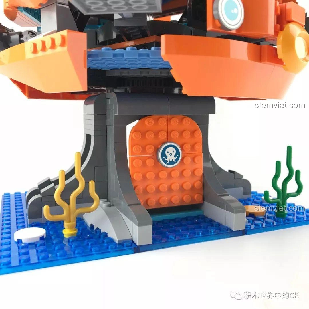 Trụ Sở Bạch Tuộc Octopod 3708 với mái mở hoàn toàn, lộ ra toàn bộ cấu trúc và các khu vực chức năng bên trong.