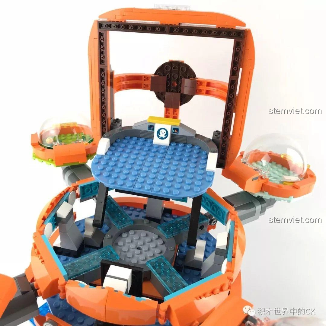 Phòng cuối cùng trong Trụ Sở Bạch Tuộc Octopod 3708, với chi tiết cây xanh và không gian mở.