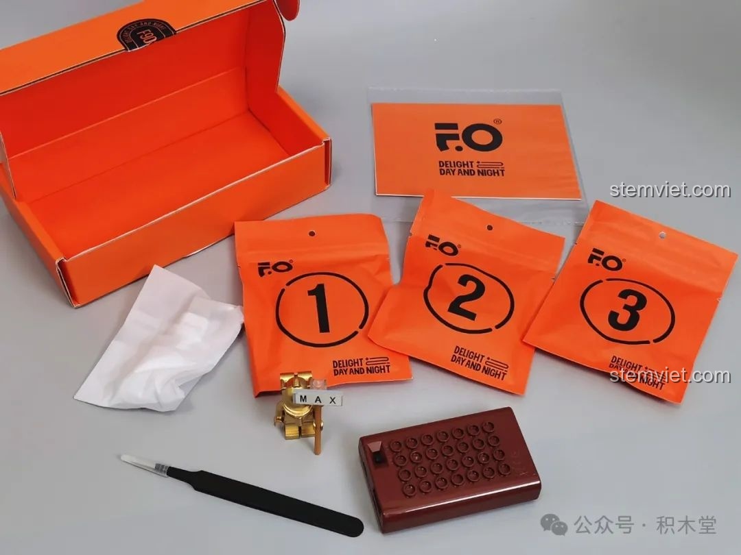 Bộ đèn LED chuyên dụng đi kèm trong hộp màu cam đặc trưng của FunWhole F9033.