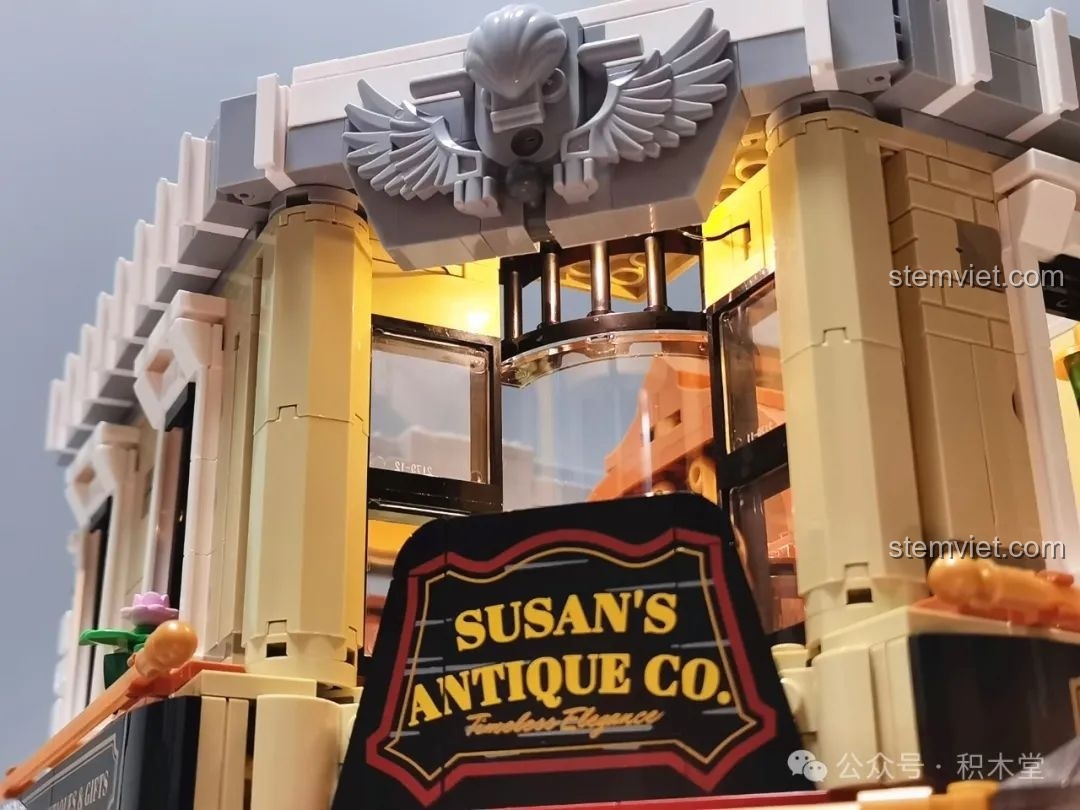 Cửa sổ kính màu của FunWhole F9033 khi được chiếu sáng từ bên trong.