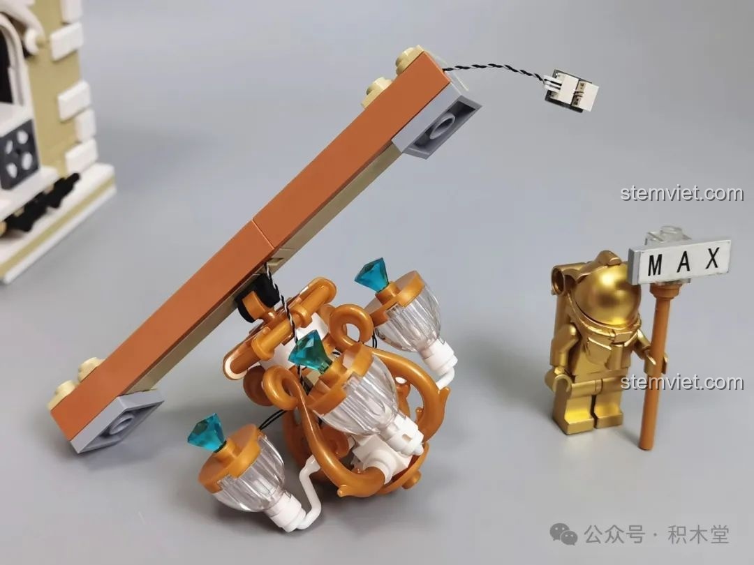 Cận cảnh chiếc đèn chùm lộng lẫy được lắp trên mái của bộ FunWhole F9033.