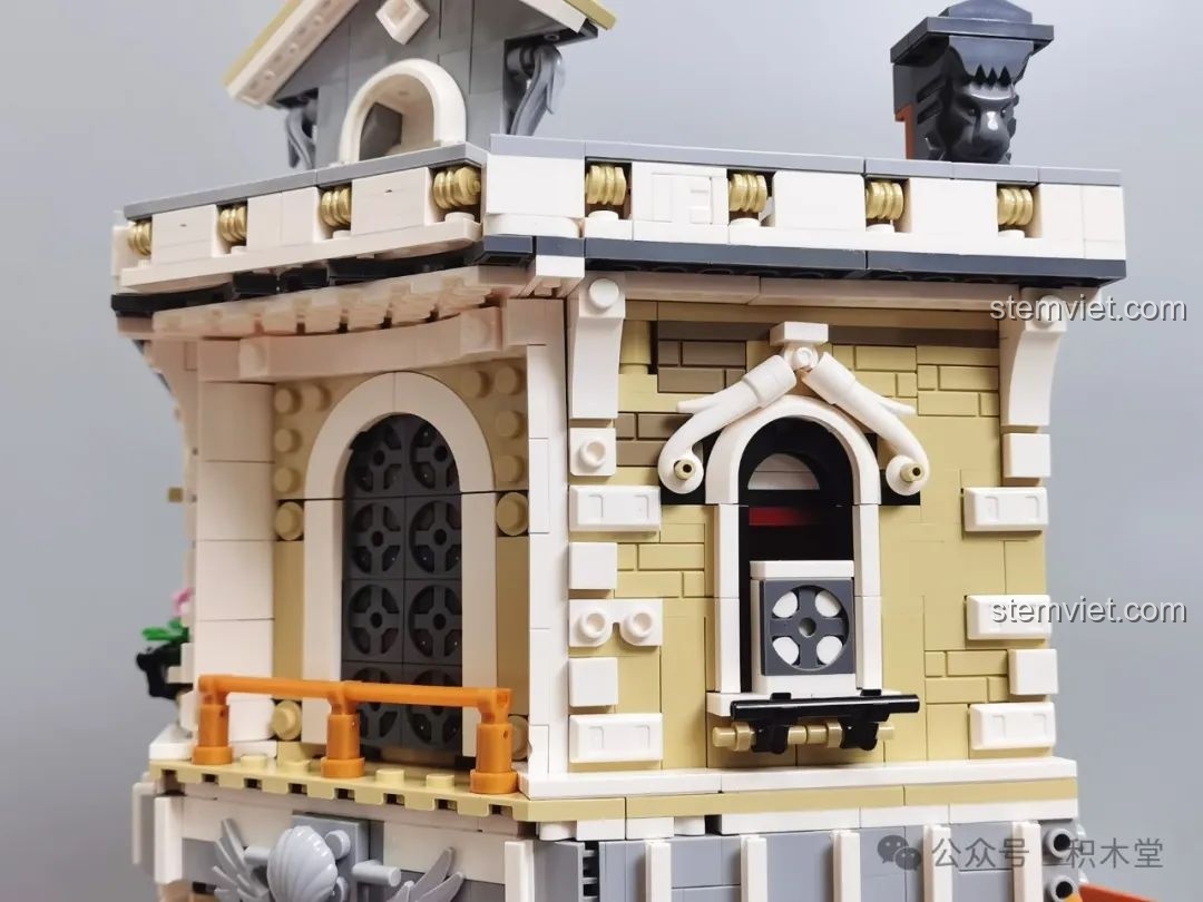 Chiếc đồng hồ quả lắc và đồng hồ cát cổ điển treo bên hông tòa nhà FunWhole F9033.