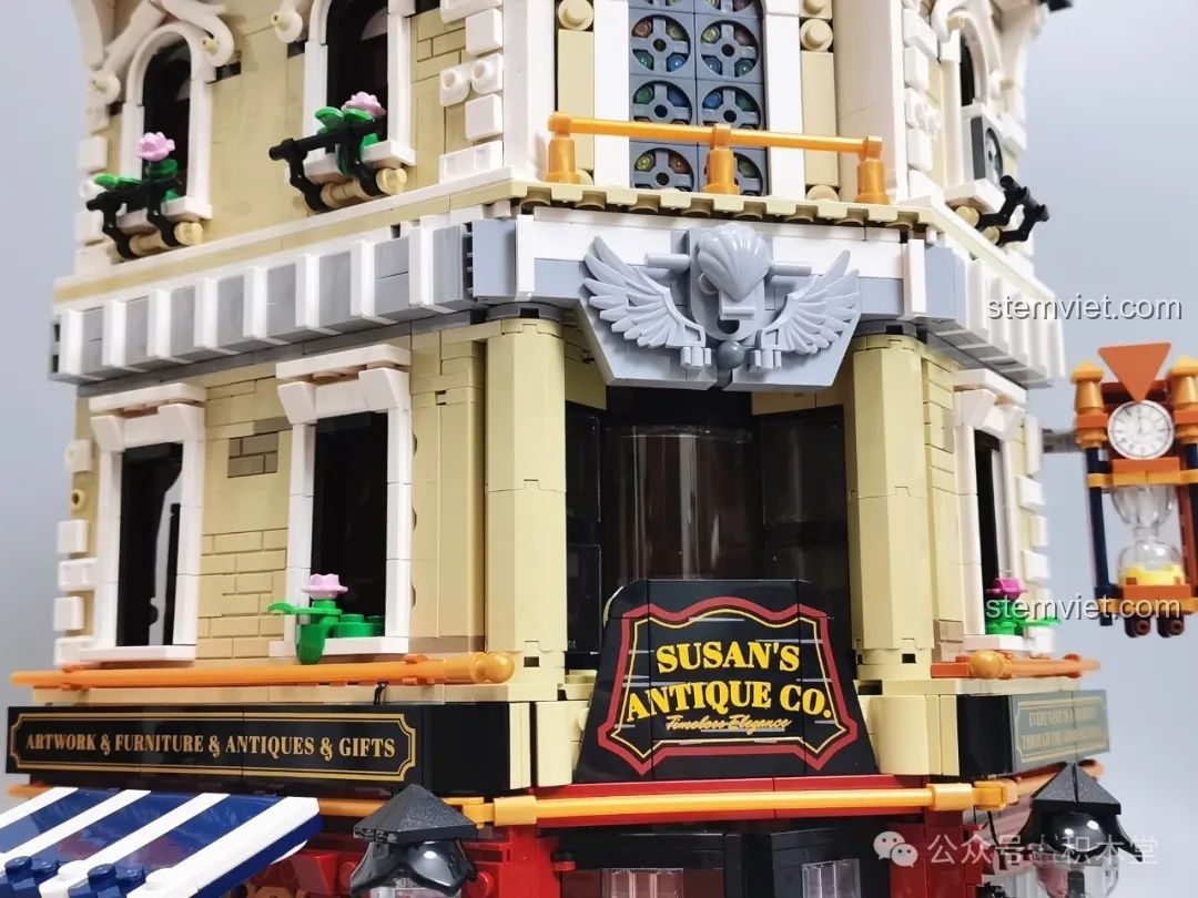 Góc nhìn bên hông của tòa nhà FunWhole F9033, nổi bật với đồng hồ quả lắc.