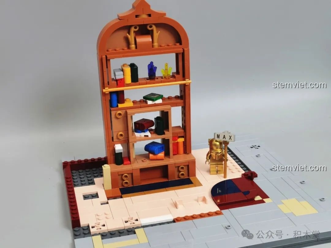 Lắp ráp kệ trưng bày sách và đồ cổ khổng lồ ở tầng một của FunWhole F9033.