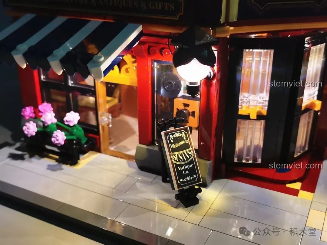 Nội thất tầng hai của FunWhole F9033 với đàn piano, máy chiếu phim và tranh vẽ.