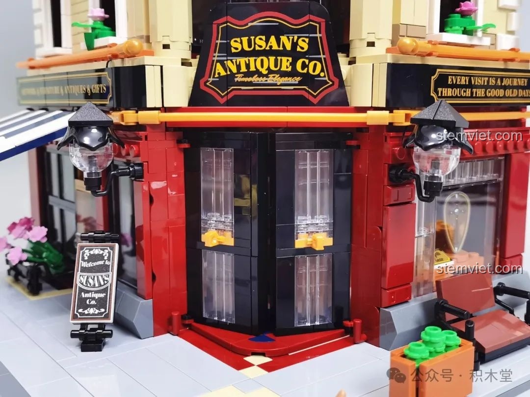 Toàn cảnh Cửa Hàng Đồ Cổ FunWhole F9033 về đêm với hệ thống đèn sáng rực rỡ.