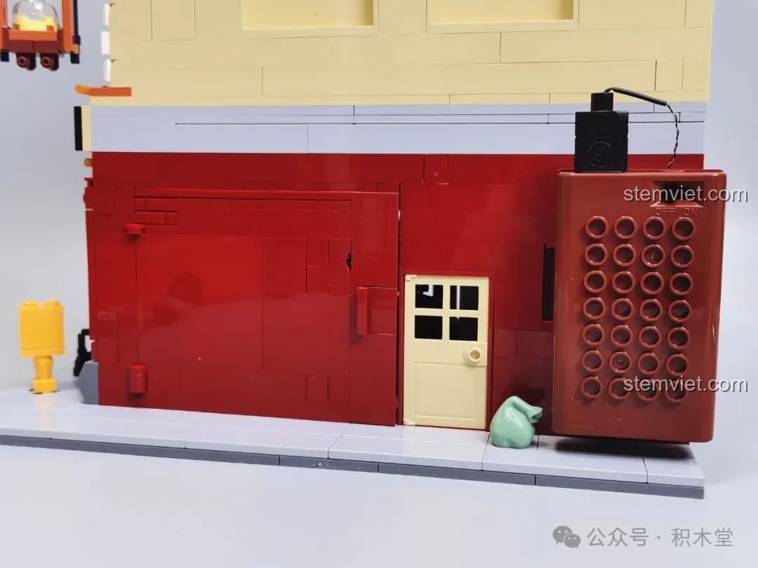 Cận cảnh chi tiết trạm chờ xe buýt bên cạnh Cửa Hàng Đồ Cổ FunWhole F9033.