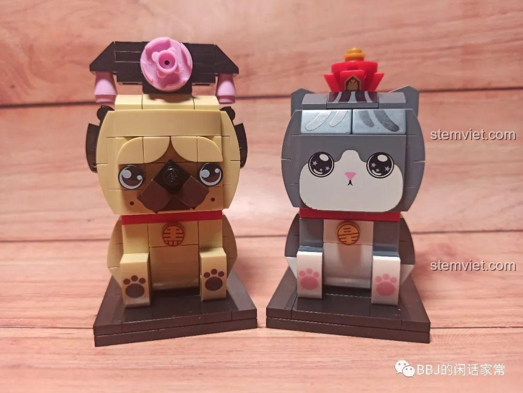 Mô hình Mèo Wuhuang Mắt Mơ Màng GUDI 52051 (mắt to tròn) và Mô hình Chó Bazhahei GUDI 52054 đã lắp ráp hoàn chỉnh, đứng cạnh nhau.