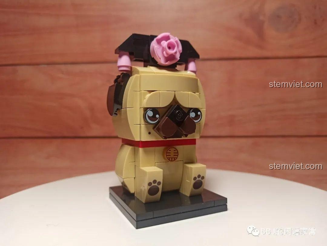 Mô hình Mèo Wuhuang Mắt Mơ Màng GUDI 52051 và Mô hình Chó Bazhahei GUDI 52054 đã lắp ráp hoàn chỉnh, đứng cạnh nhau trên nền gỗ.