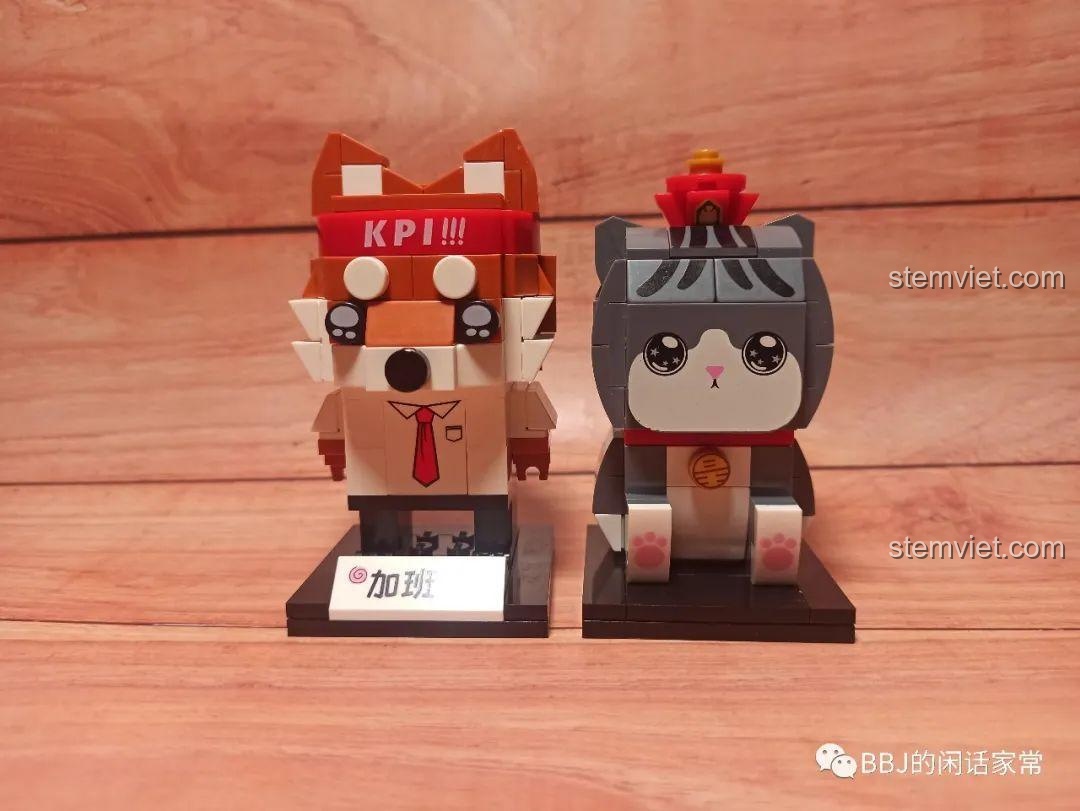 Mô hình Mèo Wuhuang Mắt Mơ Màng GUDI 52051 đứng cạnh một mô hình BrickHeadz khác, cho thấy khả năng kết hợp và trưng bày.