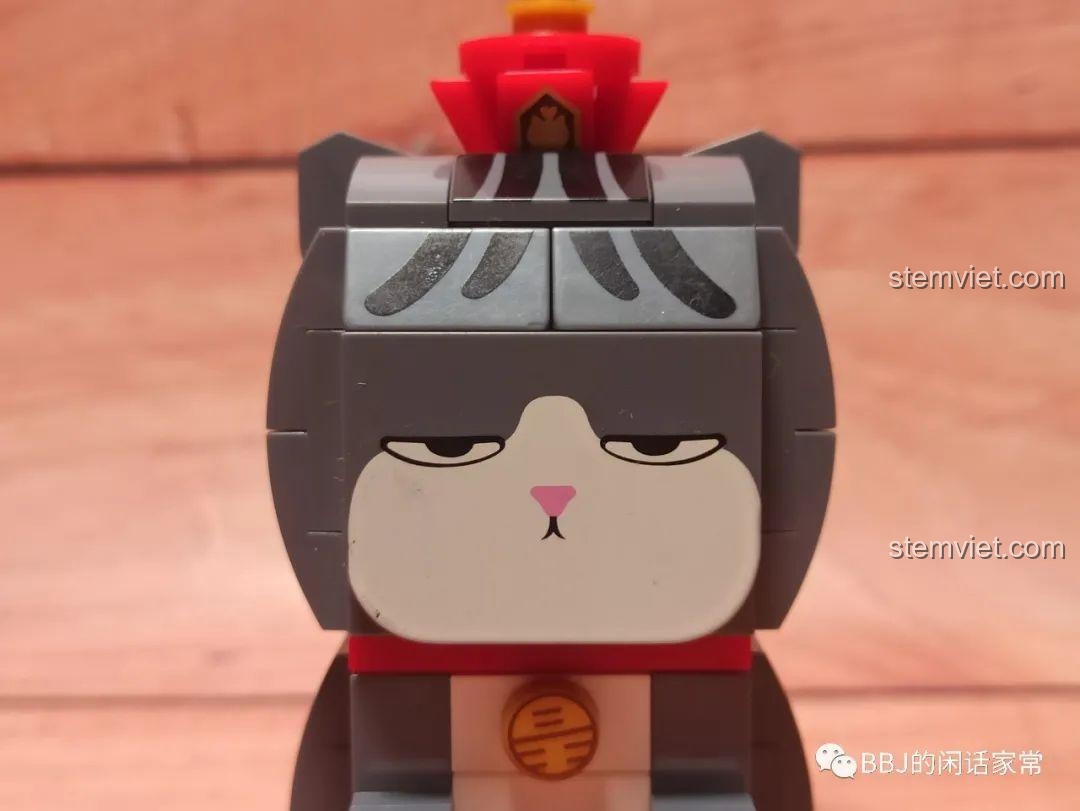 Cận cảnh khuôn mặt của mô hình Mèo Wuhuang Mắt Mơ Màng GUDI 52051, tập trung vào đôi mắt lim dim và chiếc mũi hồng nhỏ.