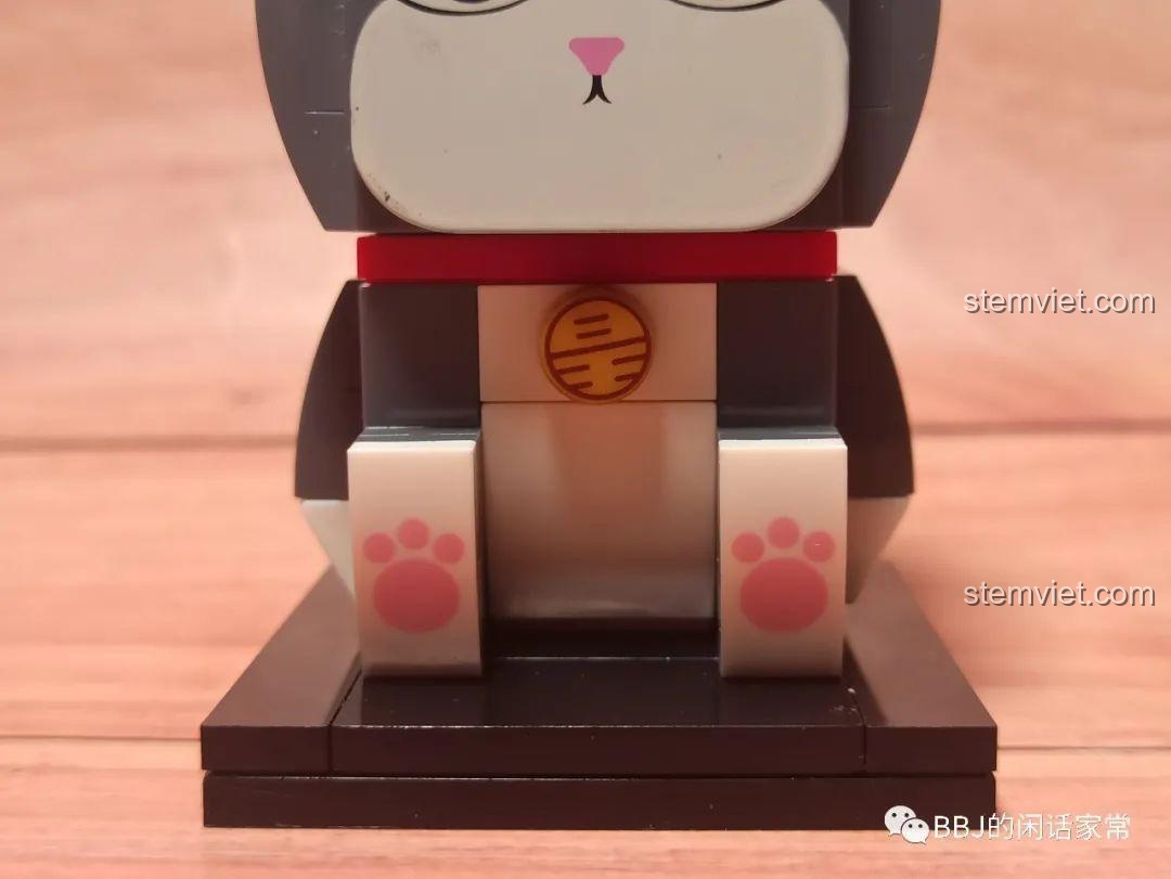 Cận cảnh chiếc chuông vàng nhỏ có khắc chữ