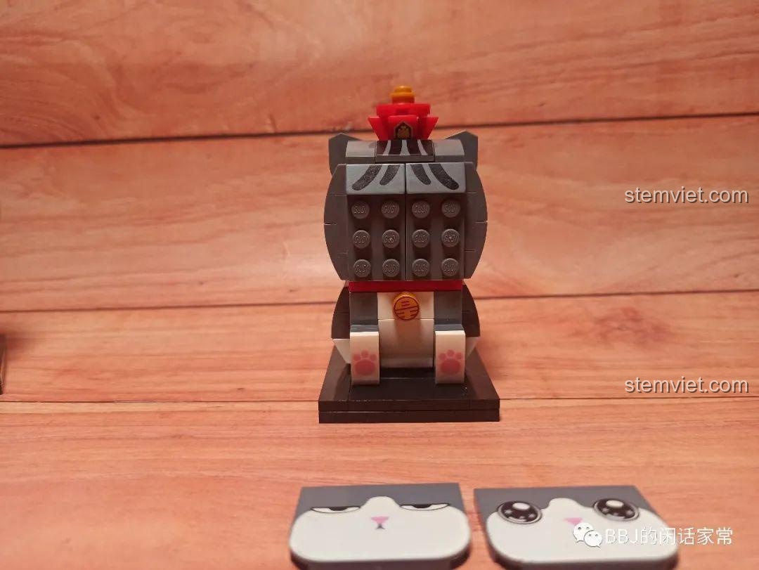 Mặt sau của mô hình Mèo Wuhuang Mắt Mơ Màng GUDI 52051, cho thấy cách gắn vương miện và phần đế vững chắc.