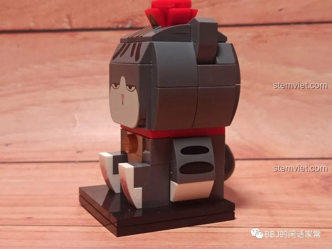 Góc nghiêng của mô hình Mèo Wuhuang Mắt Mơ Màng GUDI 52051, cho thấy các chi tiết in ấn trên thân và chân.