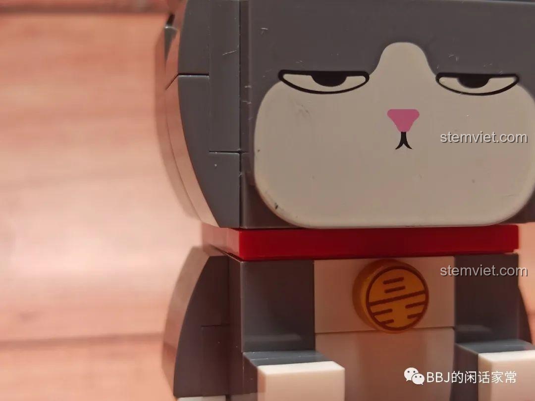 Cận cảnh khuôn mặt của mô hình Mèo Wuhuang Mắt Mơ Màng GUDI 52051, cho thấy một chút lỗi in nhỏ ở phần dưới mắt.