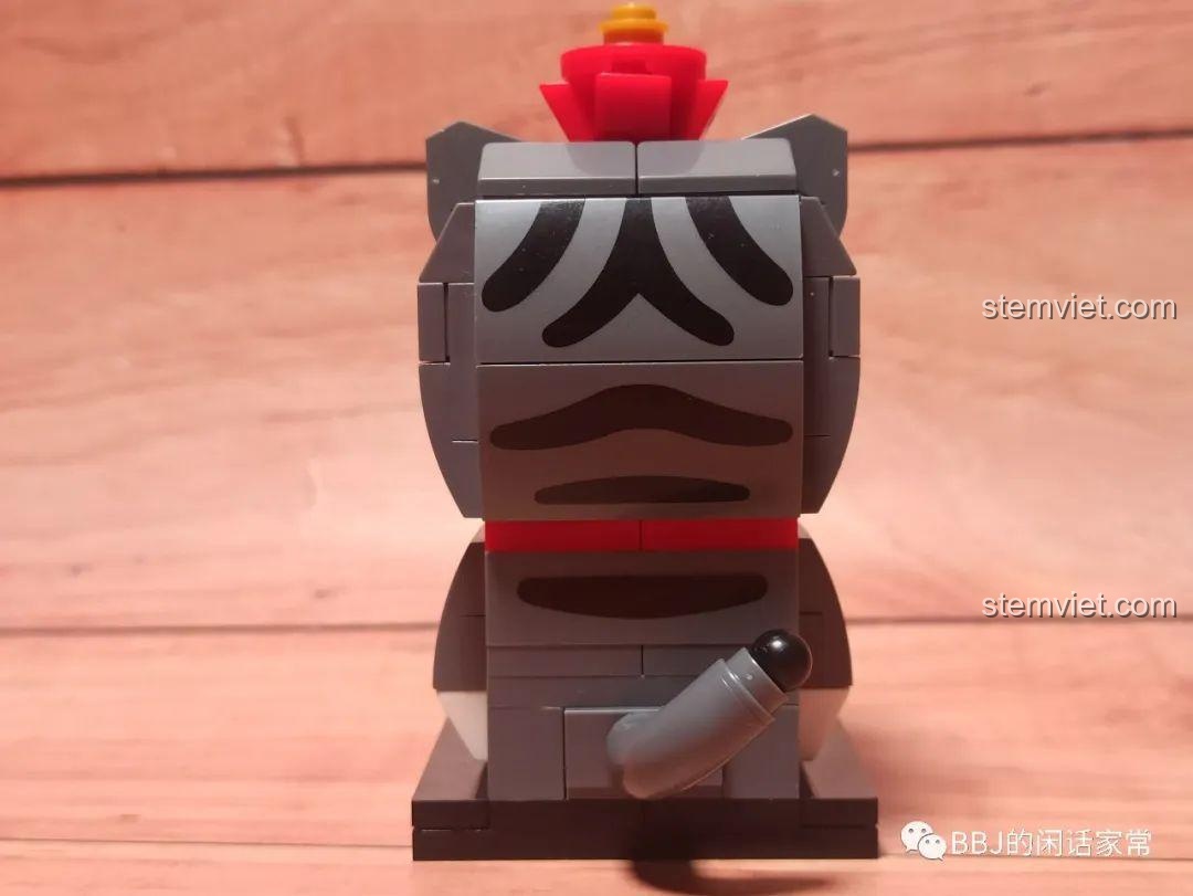 Mặt lưng của mô hình Mèo Wuhuang Mắt Mơ Màng GUDI 52051, với các chi tiết in ấn mô phỏng lông mèo và chiếc đuôi nhỏ.