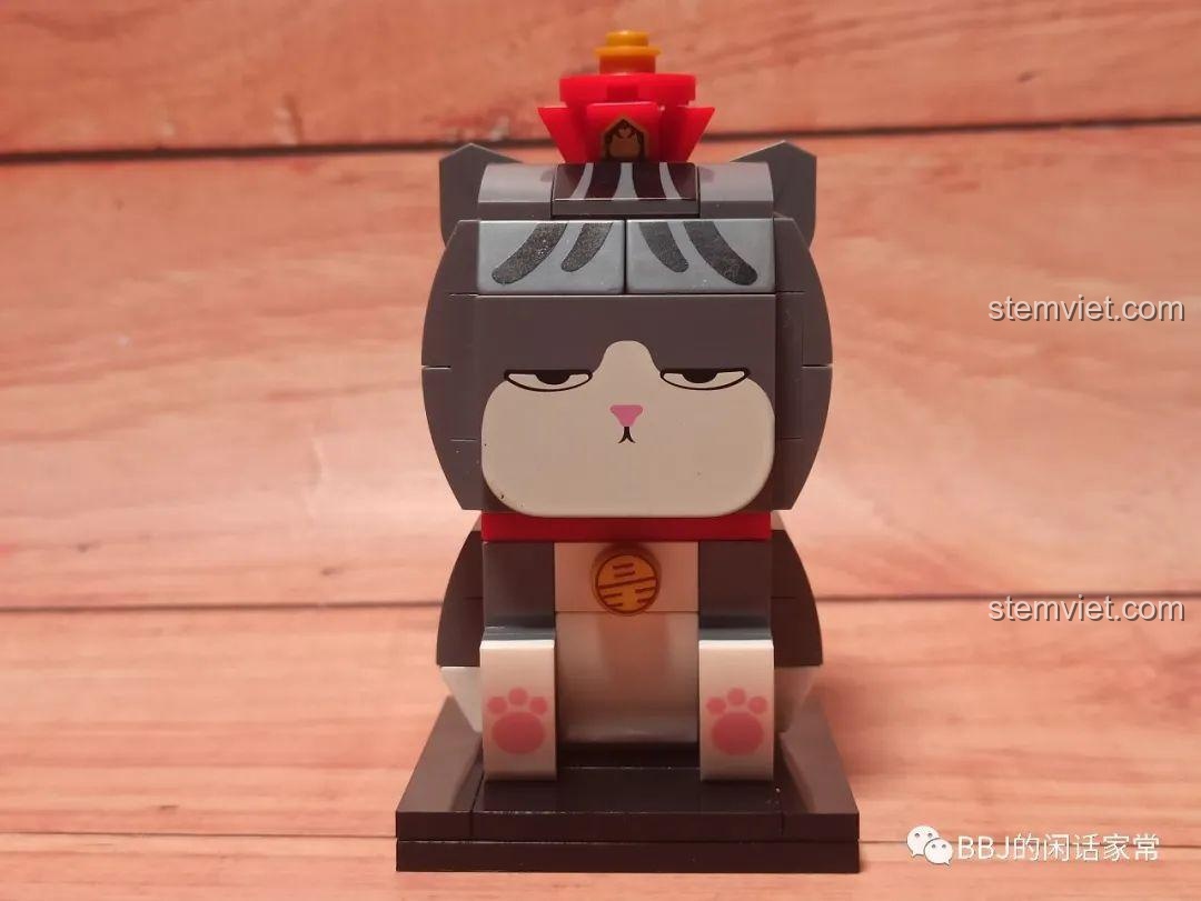 Mô hình Mèo Wuhuang Mắt Mơ Màng GUDI 52051 đã lắp ráp hoàn chỉnh, với biểu cảm mắt lim dim và vương miện đỏ.