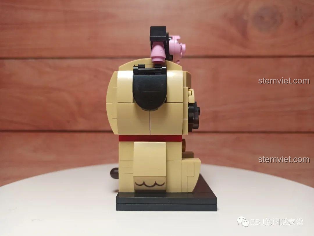 Mô hình Chó Bazhahei GUDI 52054 đã lắp ráp hoàn chỉnh, nhìn thẳng từ phía trước, thể hiện tổng thể thiết kế.