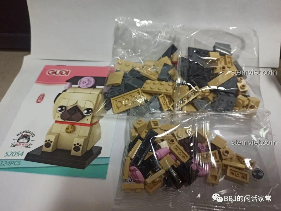 Các túi mảnh ghép và sách hướng dẫn lắp ráp của bộ GUDI 52054 Mô hình Chó Bazhahei, sẵn sàng cho quá trình lắp ráp.