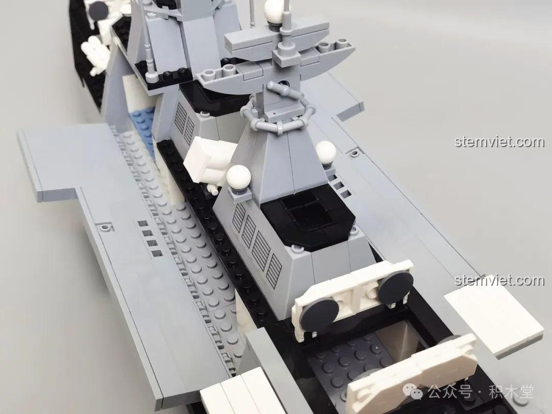 Góc nhìn từ trên cao xuống phần giữa thân tàu của mô hình GUDI 8028. Review GUDI 8028 Khu trục hạm Type 055.