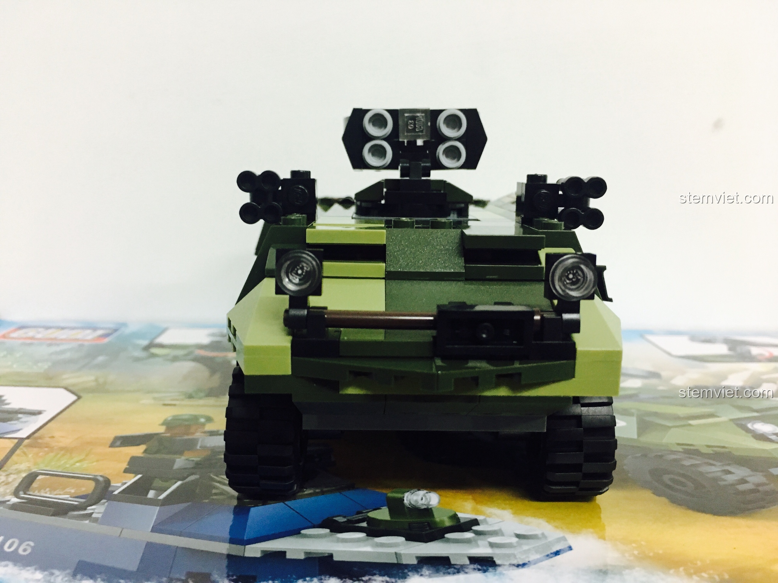 Góc nhìn chính diện của xe bọc thép GUDI 8033, thể hiện trải nghiệm GUDI 8033 Bộ Sưu Tập Chiến Dịch Săn Hổ tuyệt vời.