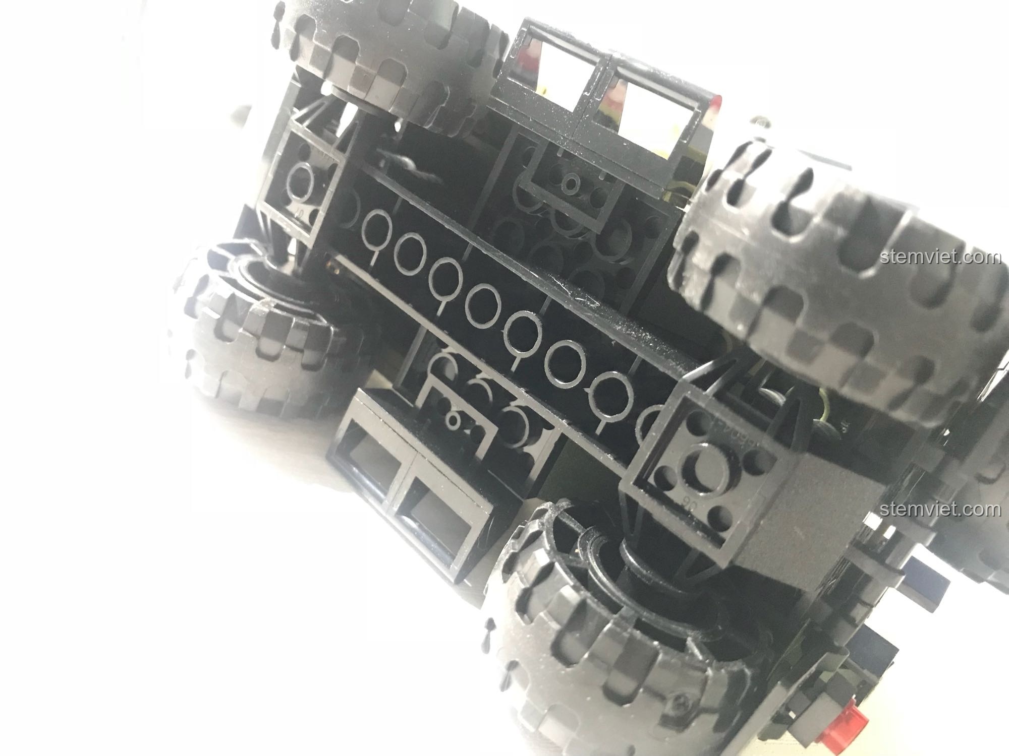 Cấu trúc gầm của xe jeep GUDI 8034 cho thấy các kết nối khá mỏng manh, đặc biệt là phần bậc lên xuống.