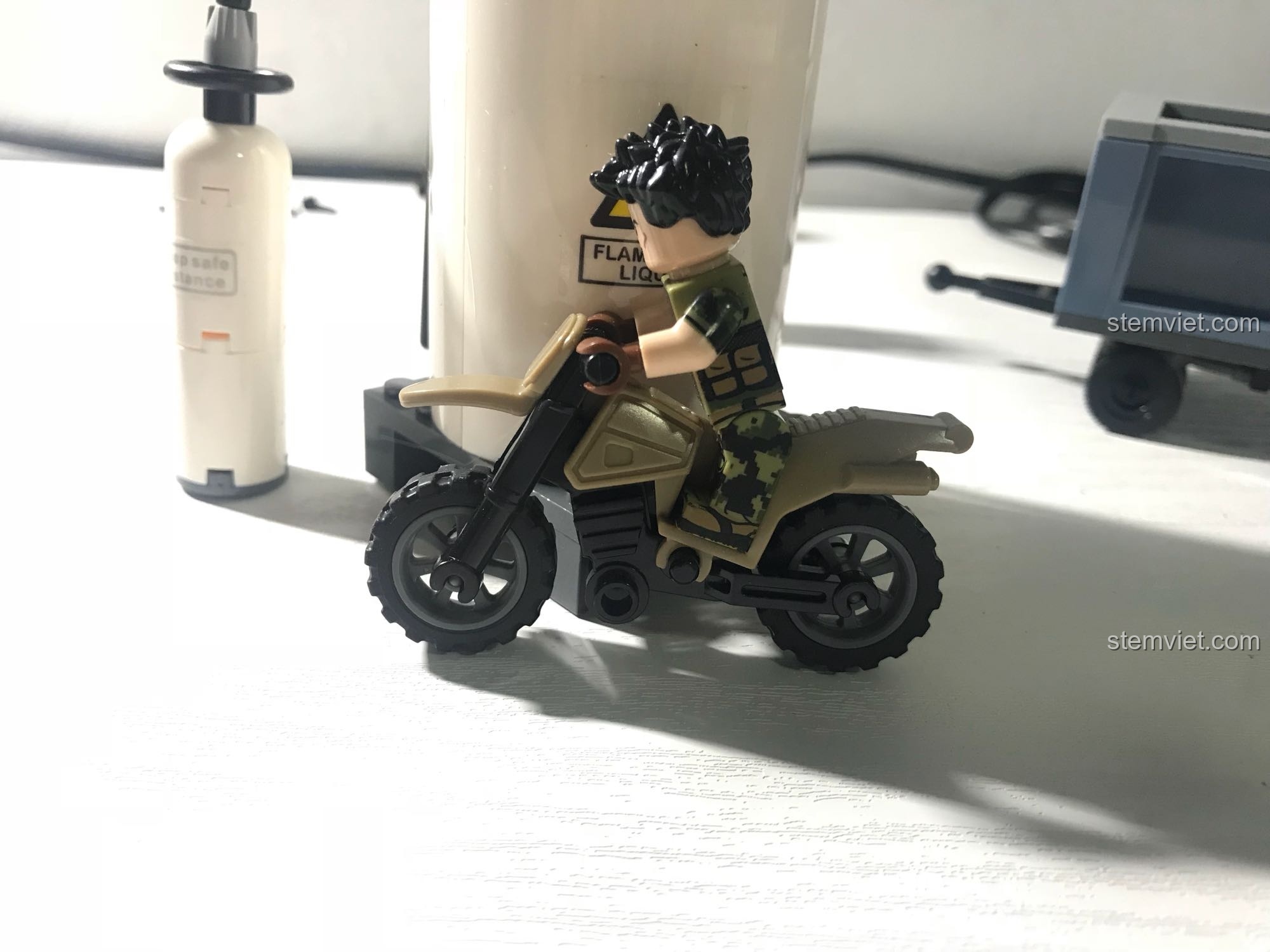 Mô hình mô tô quân sự trong bộ GUDI 8034, một phương tiện linh hoạt cho nhân vật minifigure tay đua.