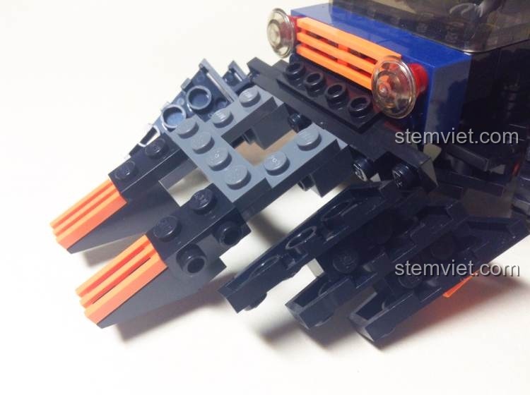 Lưỡi gạt chướng ngại vật của Chiến Cơ Tấn Công Địa Hình GUDI 8617, thiết kế chắc chắn, sẵn sàng dọn đường.